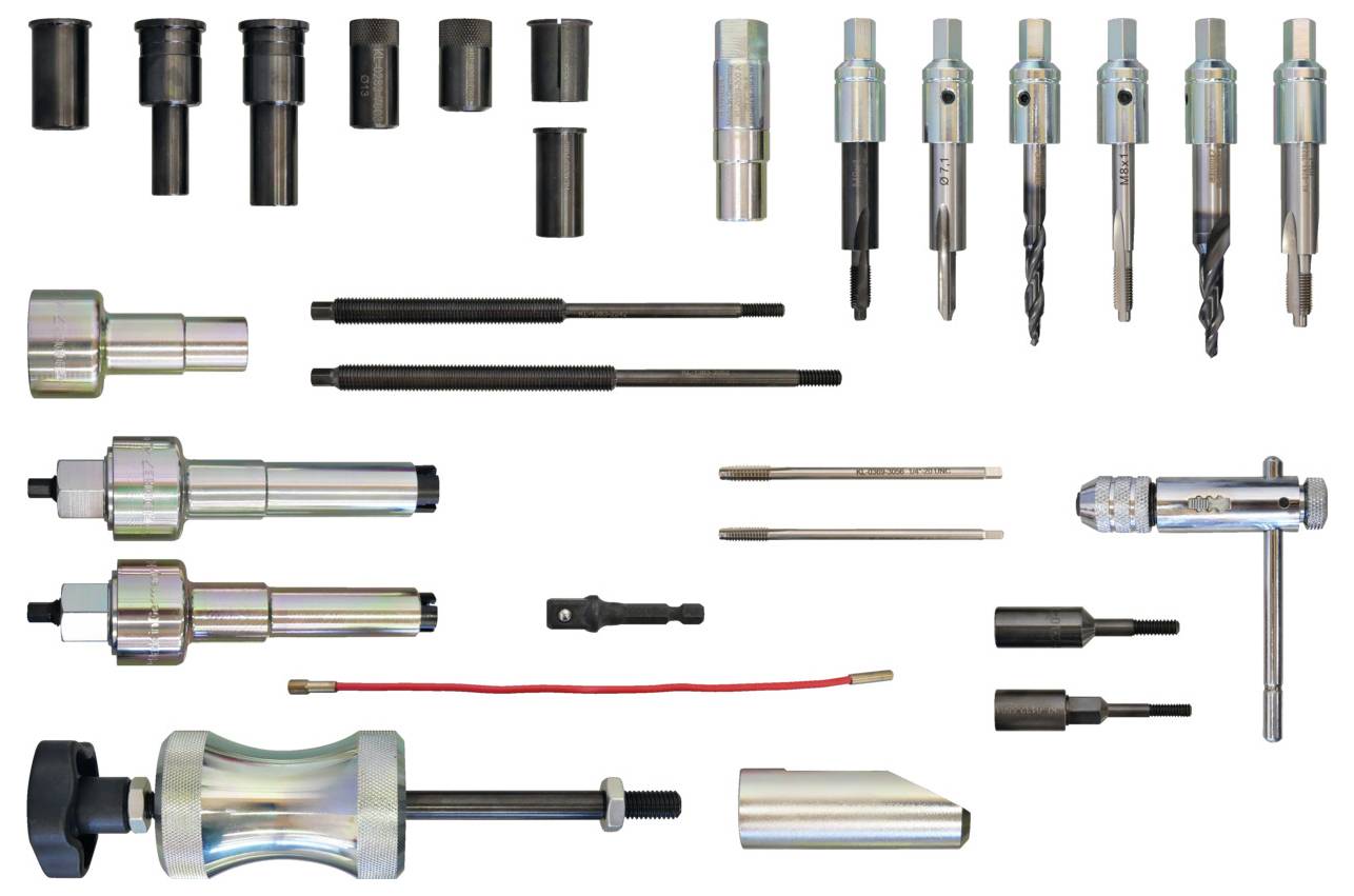 Egy eszközkészlet, amely különféle fém autóipari szerszámokat tartalmaz, többek között dugókulcsokat, fúrókat, adaptereket és egy kézzel működtethető csavarkulcsot, amely rendezetten egy fehér háttéren van elrendezve.