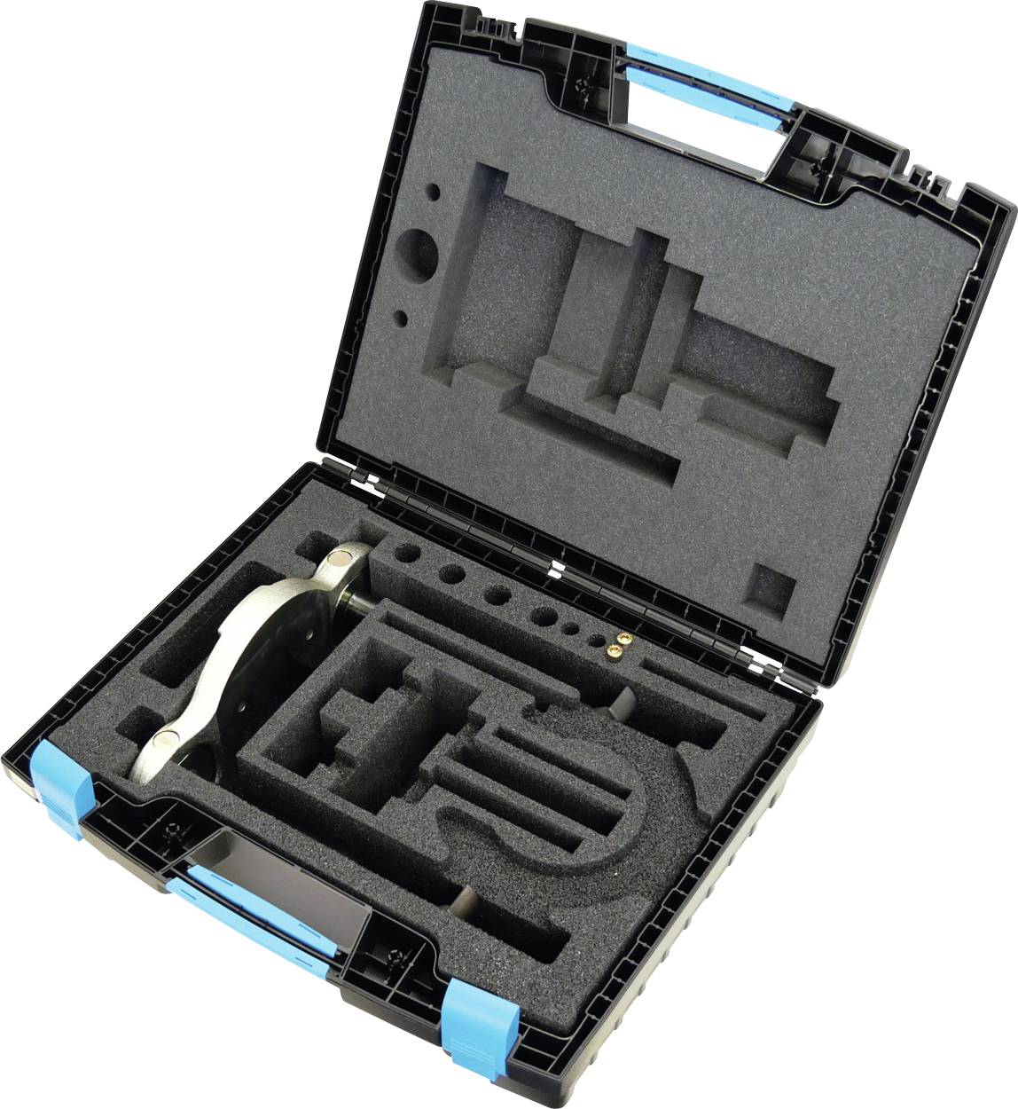 Fekete hordozótáska kék fogantyúkkal, amely nyitva van és egyedi habszivacsú rekeszeket mutat be az eszközökhöz és berendezésekhez, amely egy szervezett tárolási megoldást szemléltet.