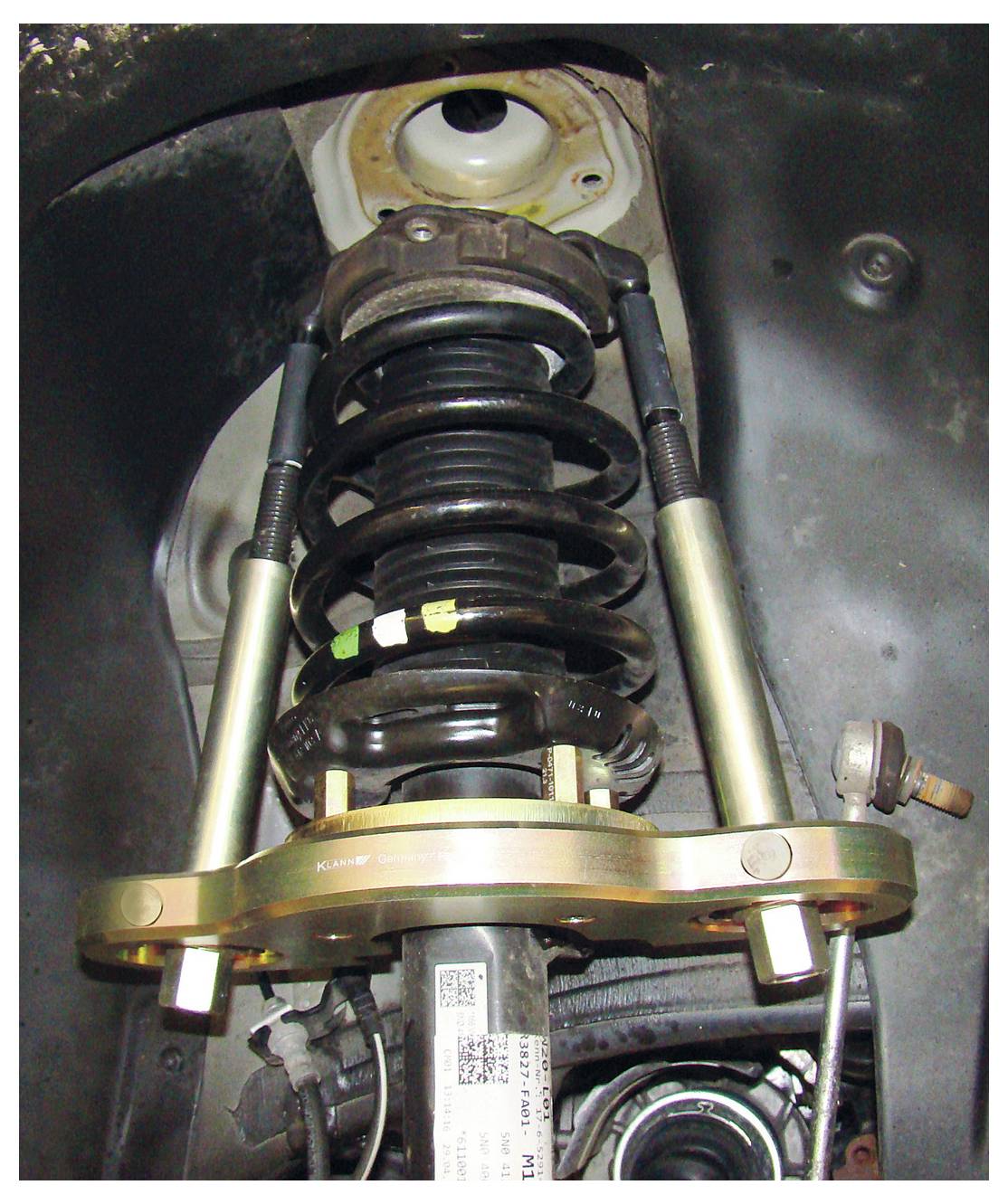 Zöld szemcsés csiszolókorongok és különböző alakú és méretű csiszolópapír-lapok kötegei, rendezetten elhelyezve semleges háttér előtt.