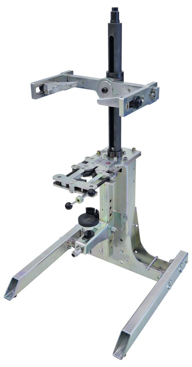 Kéz elektromos csiszolót használ egy fa ajtó szélén, simítva a felületet. A csiszolóhoz egy zöld porszívócső van csatlakoztatva a por eltávolítása érdekében.