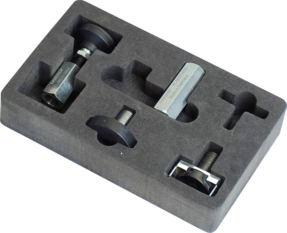 Egy négy rekeszből álló habanyag betét három ipari alkatrészt, többek között egy csavart és hatszögletű részeket tart, amelyek rendezetten vannak elrendezve.