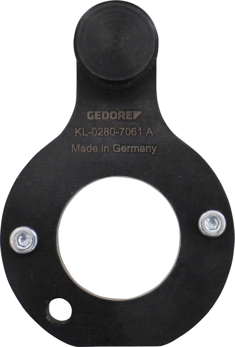 Egy kör alakú fekete fémeszköz nagy középső lyukkal, amelyen a „GEDORE KL-0280-7061 A, Made in Germany" felirat látható, és egy kiálló felső résszel rendelkezik.