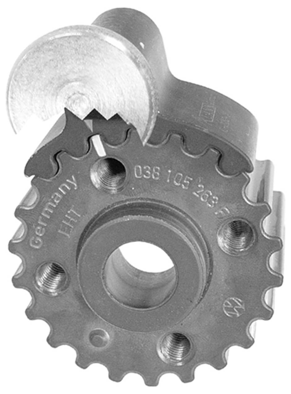 Egy automotív időzítési mechanizmusból származó fémes fogaskerék, amely 'Germany LHT' felirattal van ellátva. Fogakkal és egy kivágott résszel rendelkezik, amely a funkcionalitást sugallja.