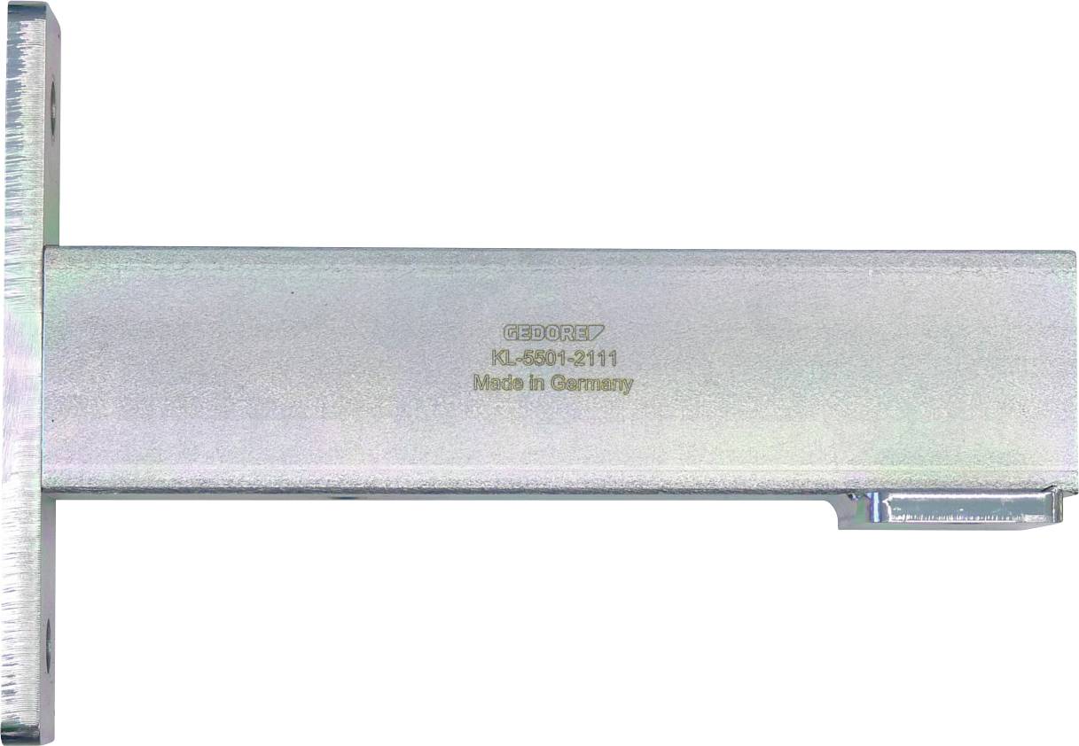 Egy "GEDORE KL-4501-3111 Made in Germany" felirattal ellátott fémszerszám, lapos, hosszúkás formával és az egyik végén egy merőleges szakasszal.