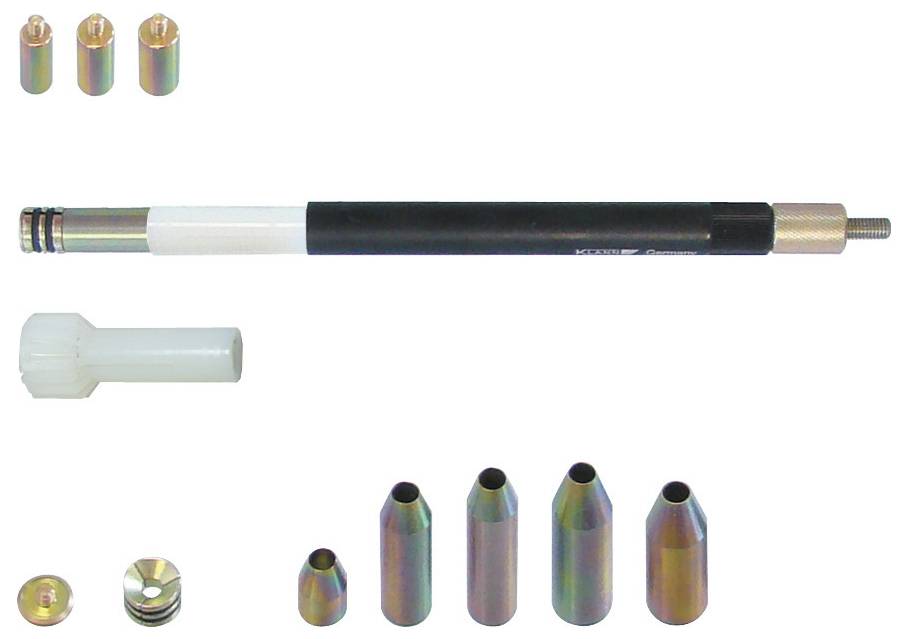 Vegyes hegesztési fúvóka csúcsok és égéstüske alkatrészek kiállítva. A központi fekete égéstüske test különféle fúvókák és csatlakozók körül.