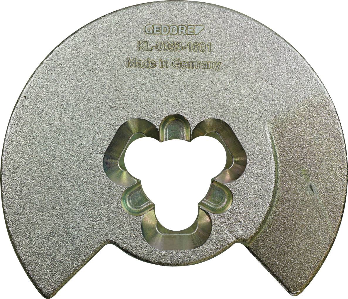 Egy fémből készült korongalakú szerszám, három középső szirmaalakú kivágással, amelyen a "GEDORE KL-0033-1601 Made in Germany" felirat látható.