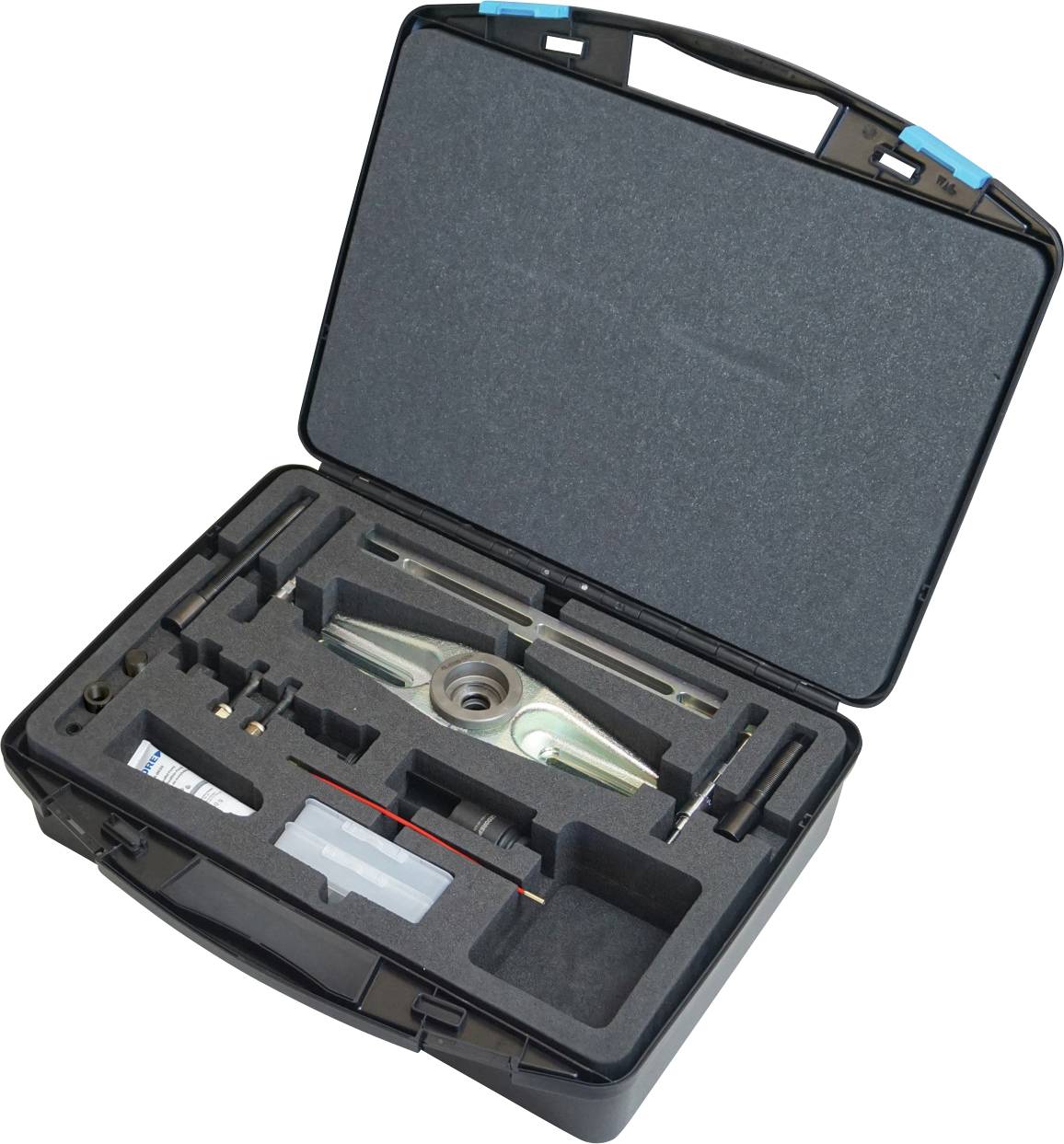 Egy nyitott szerszámosláda habszigetelő rekeszekkel, amely sokféle, rendezetten szervezett szerszámot és alkatrészt tartalmaz, beleértve egy csövet és fémkomponenseket.