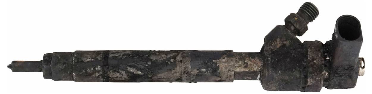 Egy kopott és rozsdás üzemanyag-befecskendezőt mutat, amely az elöregedett állapotát és a korrodálódott felületét emeli ki.