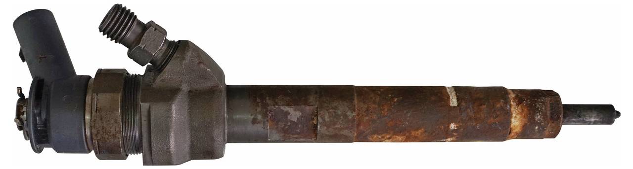 Egy rozsdás autóipari üzemanyag-befecskendező fecskendez vízszintesen, korróziós jeleket mutat.