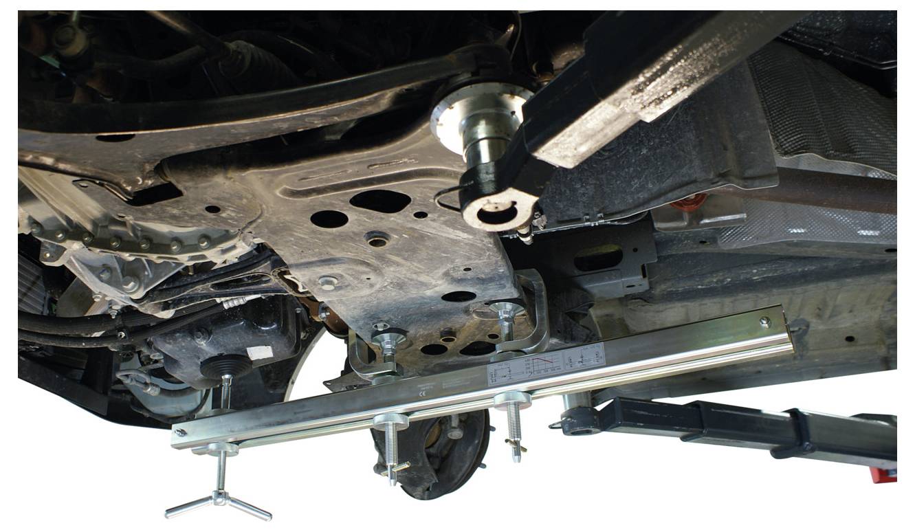 Fémből készült derékszögű konzol kerek kiemelkedéssel, a „Keen Germany KL-0482-332" jelzéssel. Mechanikai rögzítéshez használatos.