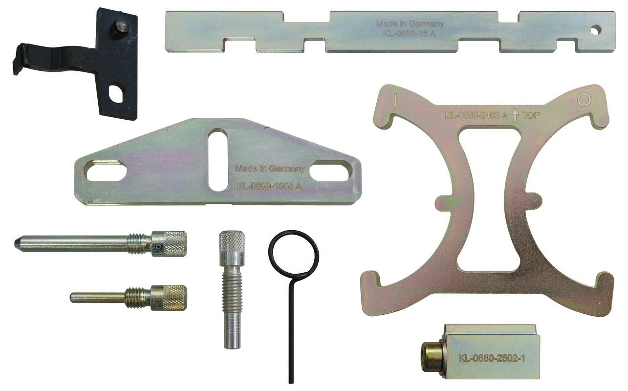 Fémből készült automotív időzítési szerszámok egy választéka, amely támaszokat, csapokat és egy horogot tartalmaz, lapos felületre kirakva.