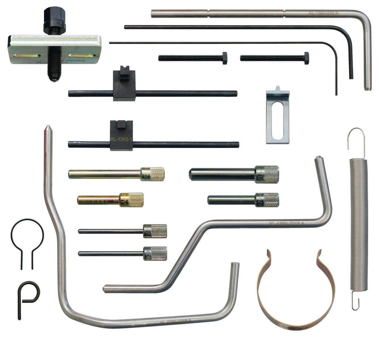 'Motormeghajtás-szinkronizálási eszköztár különféle fémrudakkal, rugókkal és szorítókarokkal fehér háttéren elrendezve. A motor karbantartásához és javításához használatos.'
