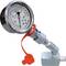 Egy 1000 BAR-t mutató nyomásmérő, amely egy fémcsőhöz van csatlakoztatva, és egy piros biztonsági sapka van rá szerelve.