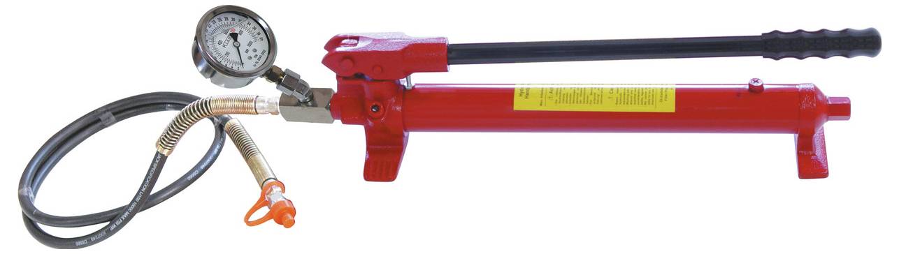 Egy piros hidraulikus kézi szivattyú nyomásmérővel, fekete fogantyúval és csatlakoztatott tömlővel.