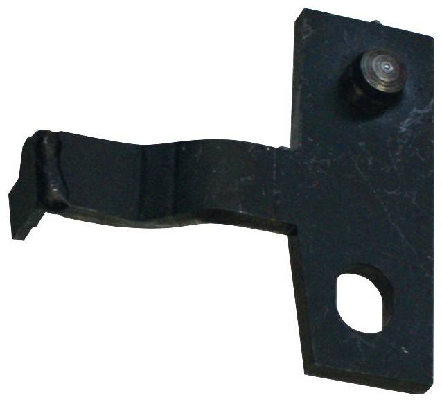 Egy fém alkatrész közeli képe egy horoggal és lyukkal, amely valószínűleg egy mechanikus vagy ipari szerelvény része.