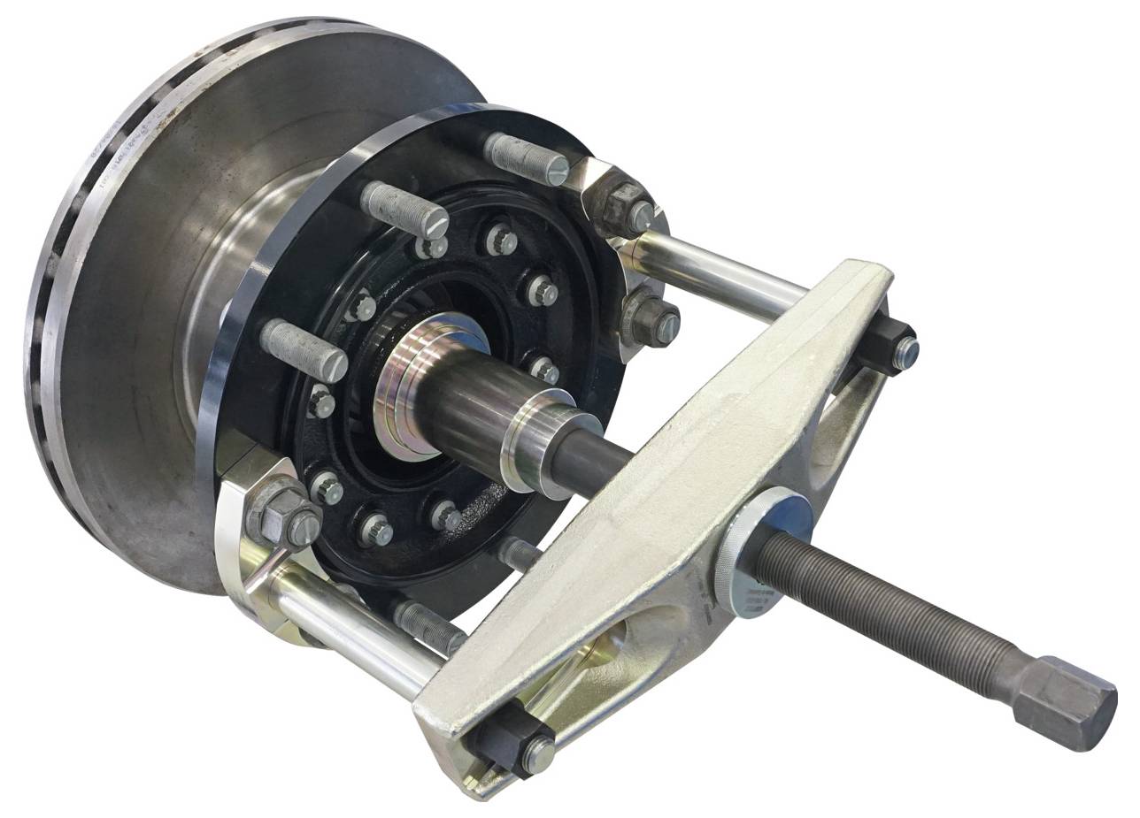 Egy féktárcsás rotor lehúzó szerszám közeli nézete egy járműrotor szerelvényre szerelve, amely a csavarokat és a központi tengely mechanizmust mutatja.