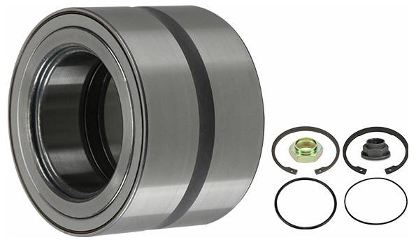 Hat fémes hengeres alkatrész készlete hornyokkal, eltérő magassággal és átmérővel, fehér háttér előtt bemutatva.