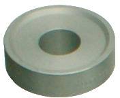 Egy kerek, sík, szürke fémgyűrű, központi lyukkal, kissé oldalról nézve.