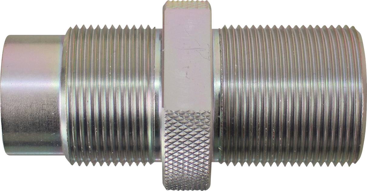 Egy fém menetes csatlakozó hatszögletű szorítórészével, amely vízvezeték-szerelési alkalmazásokban használt csőcsatlakoztatáshoz.