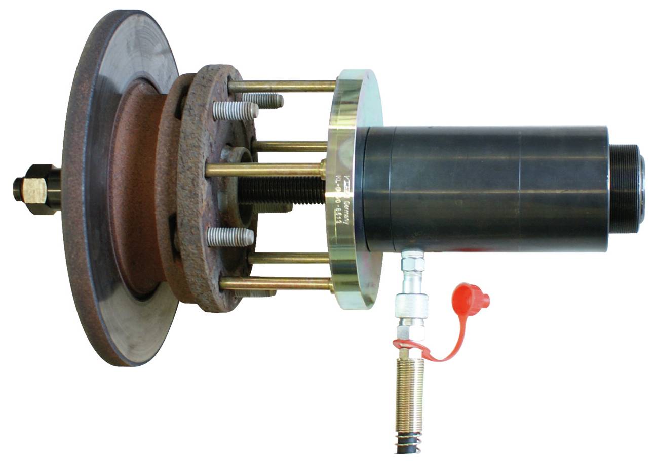 Egy mechanikus fékkomponens hengeres rotorral és rögzített csavarokkal, amely autóipari rendszerekben történő alkalmazásra lett tervezve.