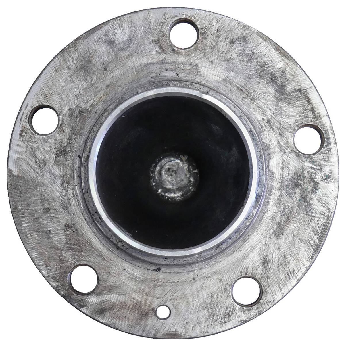 Egy kör alakú fém karimával hat egyenletesen elhelyezett csavarlyuk van az él körül, amely egy központi sötét kör alakú üreget vagy csőnyílást vesz körül.