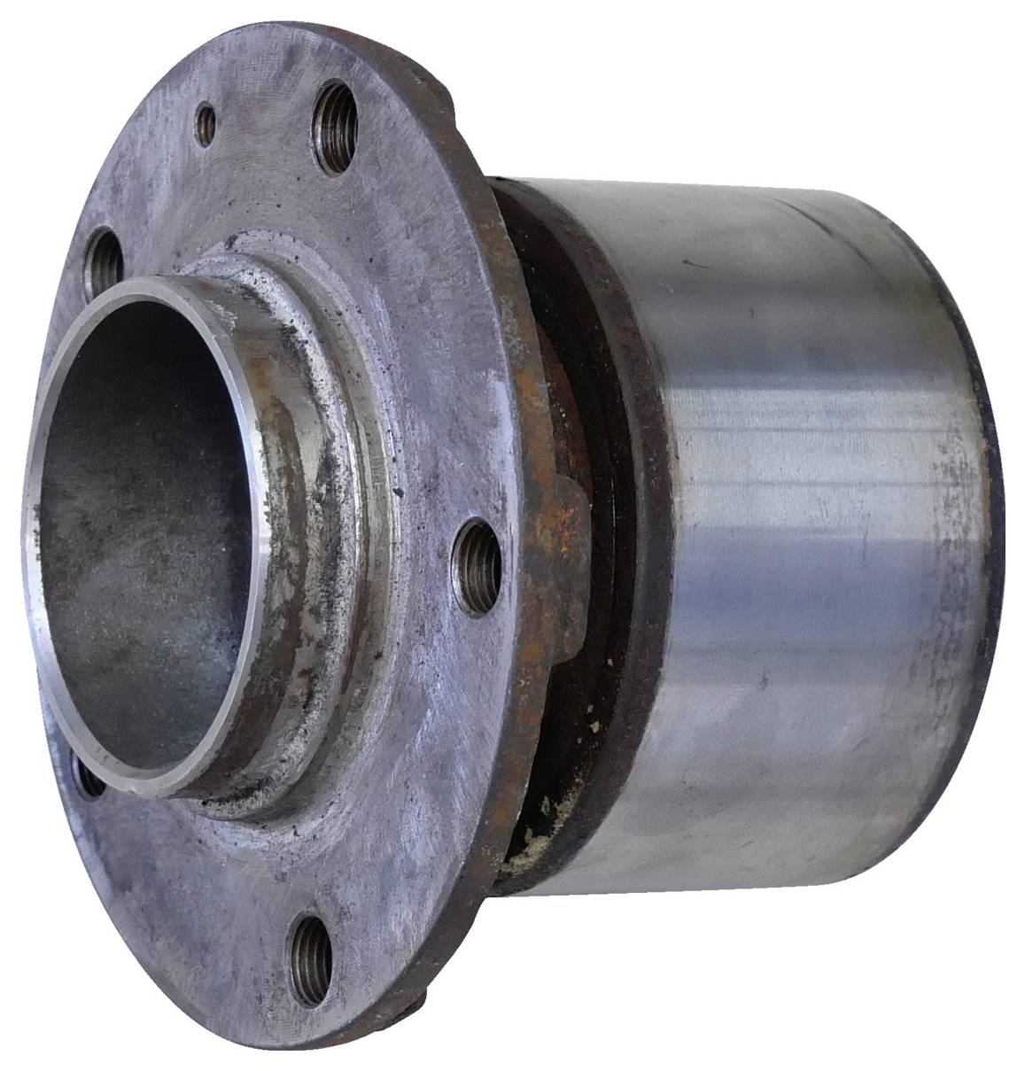 Egy fém hengeres mechanikai alkatrész flanzsavéggel, felületi textúrával és több csavarlukkal, amelyet ipari alkalmazásokban használnak.