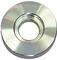 Fényes, kerek, rozsdamentes acél alátét, központi nyílással, amelyet elsősorban mechanikai szerelésekben használnak a terhelés elosztására.