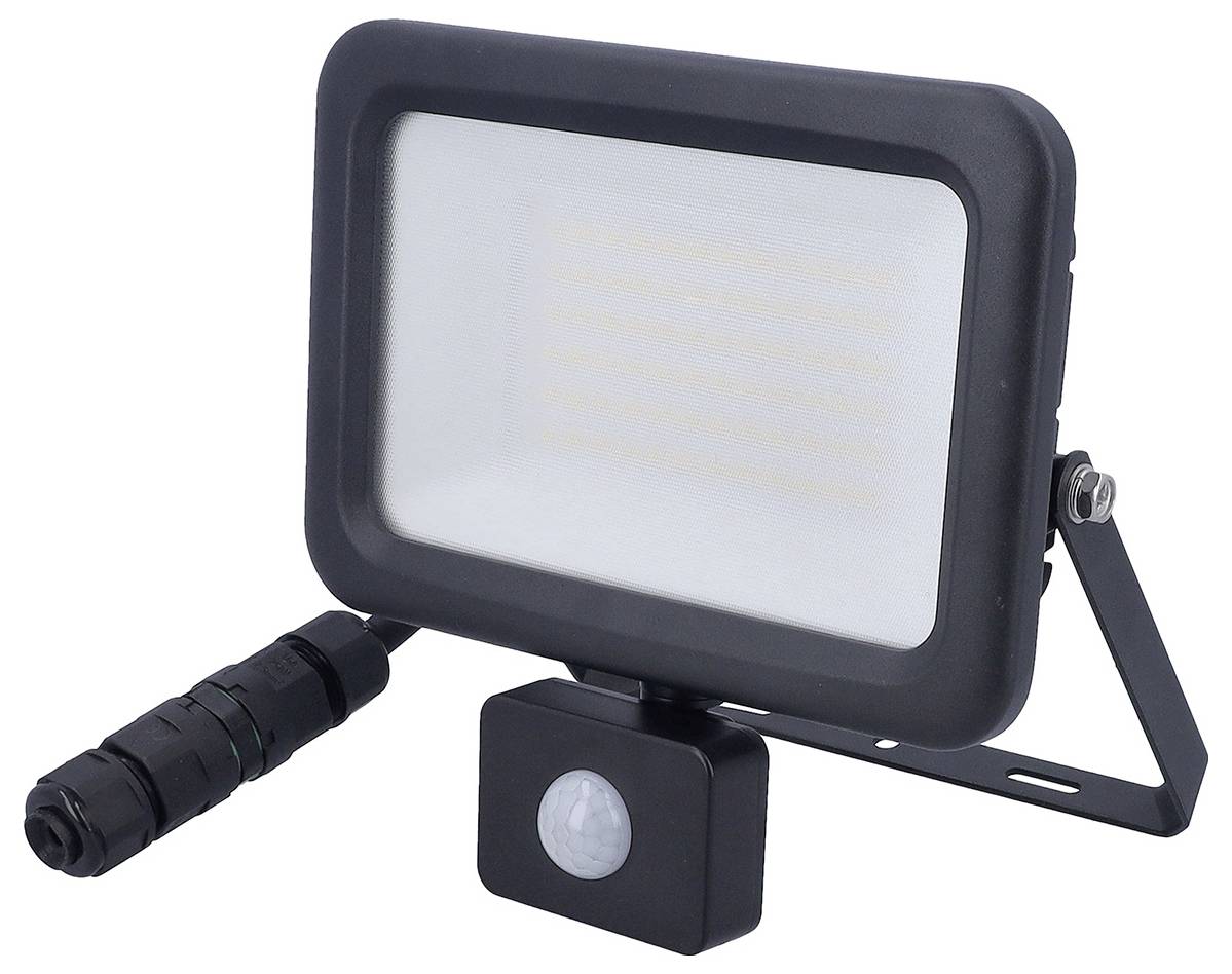 Egy LED-es reflektor fekete kerettel és alatta egy mozgásérzékelővel, amely egy állványra van szerelve a beállítható pozicionáláshoz.