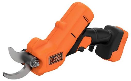 Narancssárga és fekete akkumulátoros elektromos metszőolló ívelt pengékkel és ergonomikus fogantyúval, BLACK+DECKER márkájú, ágak vágásához.