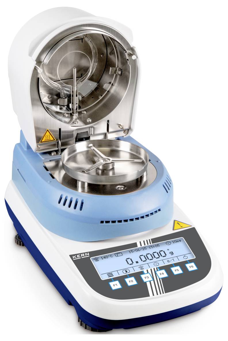 Laboratóriumi nedvességanalizátor nyitott fedéllel, amely a mintakamrát és a gombokkal és kijelzővel ellátott digitális vezérlőpanelt mutatja.