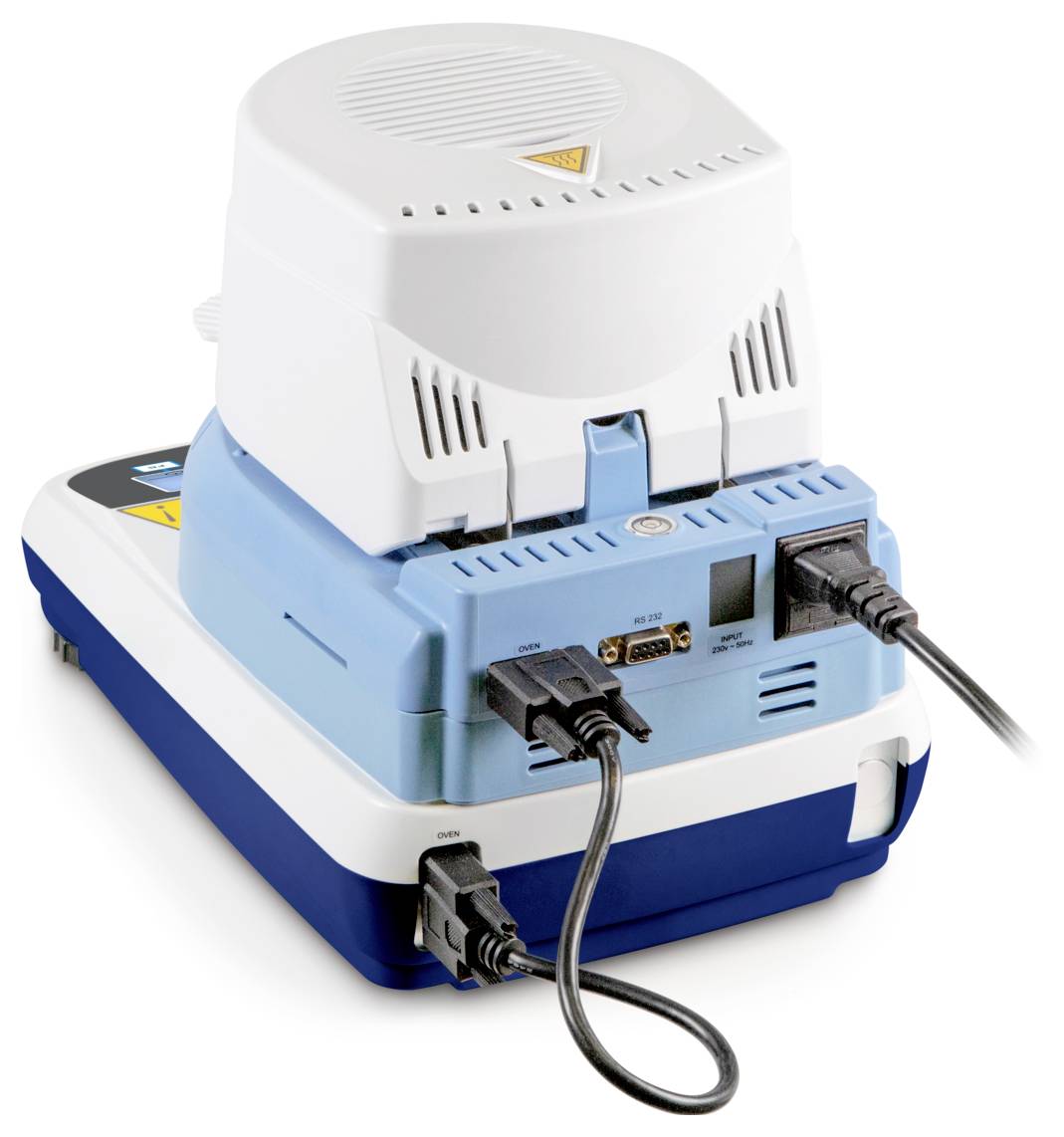 Egy laboratóriumi készülék hűtőventilátorokkal és hátsó kábel-csatlakozásokkal, valószínűleg tudományos vagy orvosi célokra használatos.