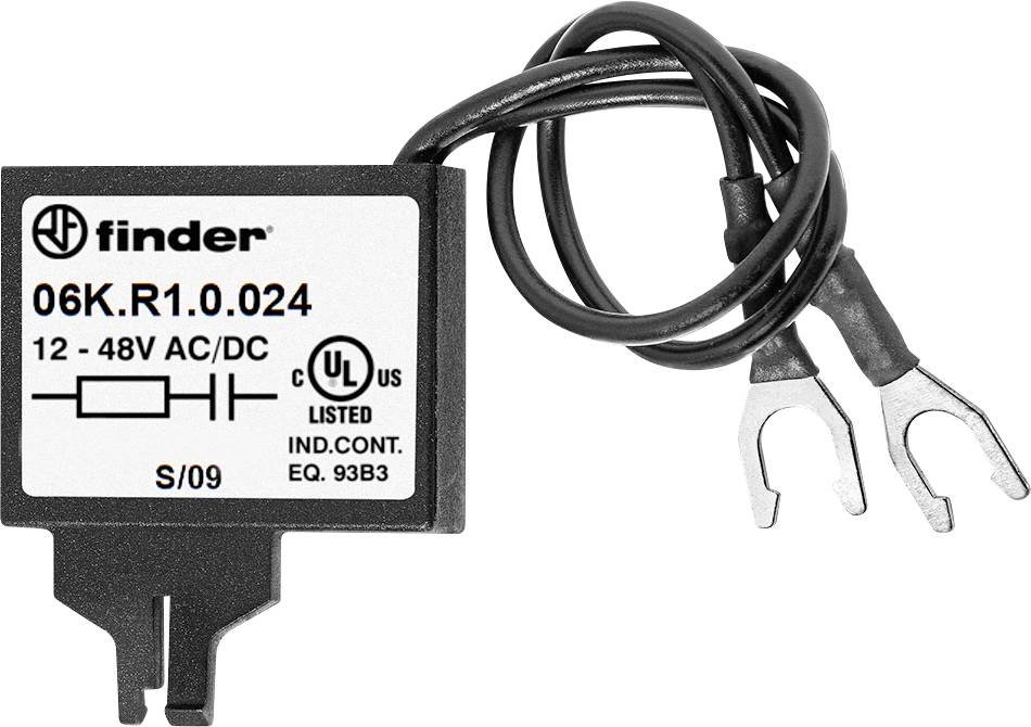 Egy kis, téglalap alakú elektronikus alkatrész, amelyen a „Finder 06K.R1.0.024" felirat szerepel, fekete vezetékekkel és fém villa csatlakozókkal.