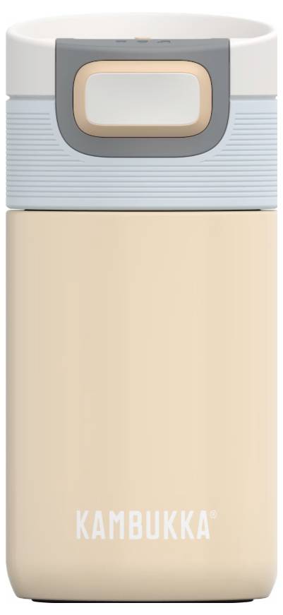 Egy bézs Kambukka utazási bögrre szürke fedővel és fehér gombbal az egyszerű nyitáshoz, amely elegáns és modern dizájnt mutat.