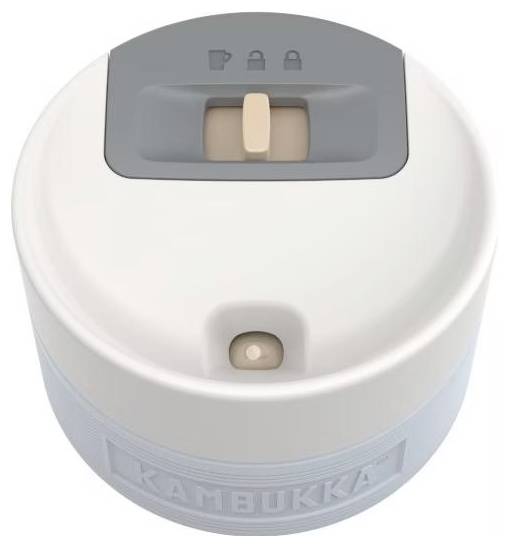 Egy Kambukka palackhoz való fehér kupak, szürke kapcsolóval, amelyen két ikon található: egy nyitott lakat és egy zárt lakat az áramlás hozzáférésének szabályozásához.
