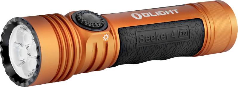 Fényes narancs és fekete lámpa, amelyen az „Olight Seeker 4 Pro" felirat látható, textúrált fogantyúval és több LED-es elülső résszel.