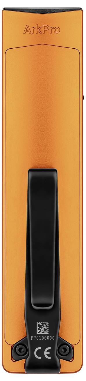 Egy narancssárga ArkPro eszköz fekete klippel, hátulnézetből, az alján látható tanúsítási jelölésekkel.