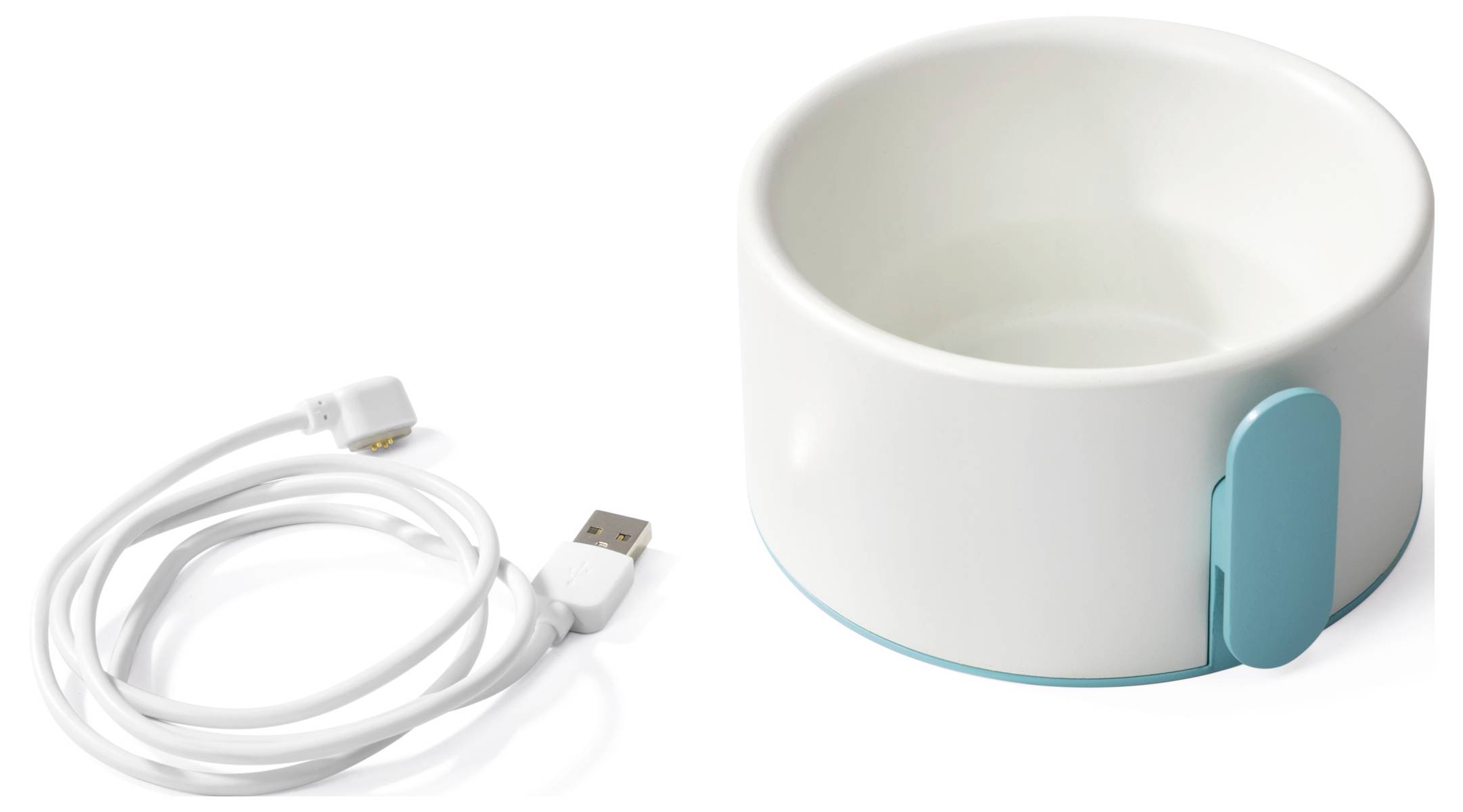 Egy fehér kerámia háziállat-tál kék alappal, egy USB töltőkábel mellett.