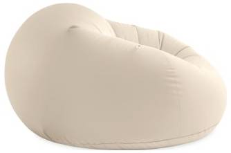 Egy tanszínű babzsák fotel puha, kerek formával, alkalmas az alkalmi üléshez.