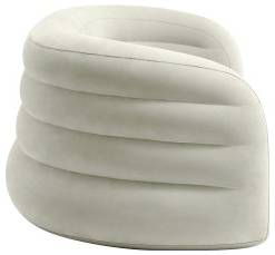 Egy modern, kerekített forma­jú szék puha, többrétegű párnázással és finom, szürke kárpitozással.