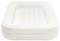Egy üres, téglalap alakú fehér felfújható gyerekmedence párnázott alappal, amely enyhén szögből nézve látható.