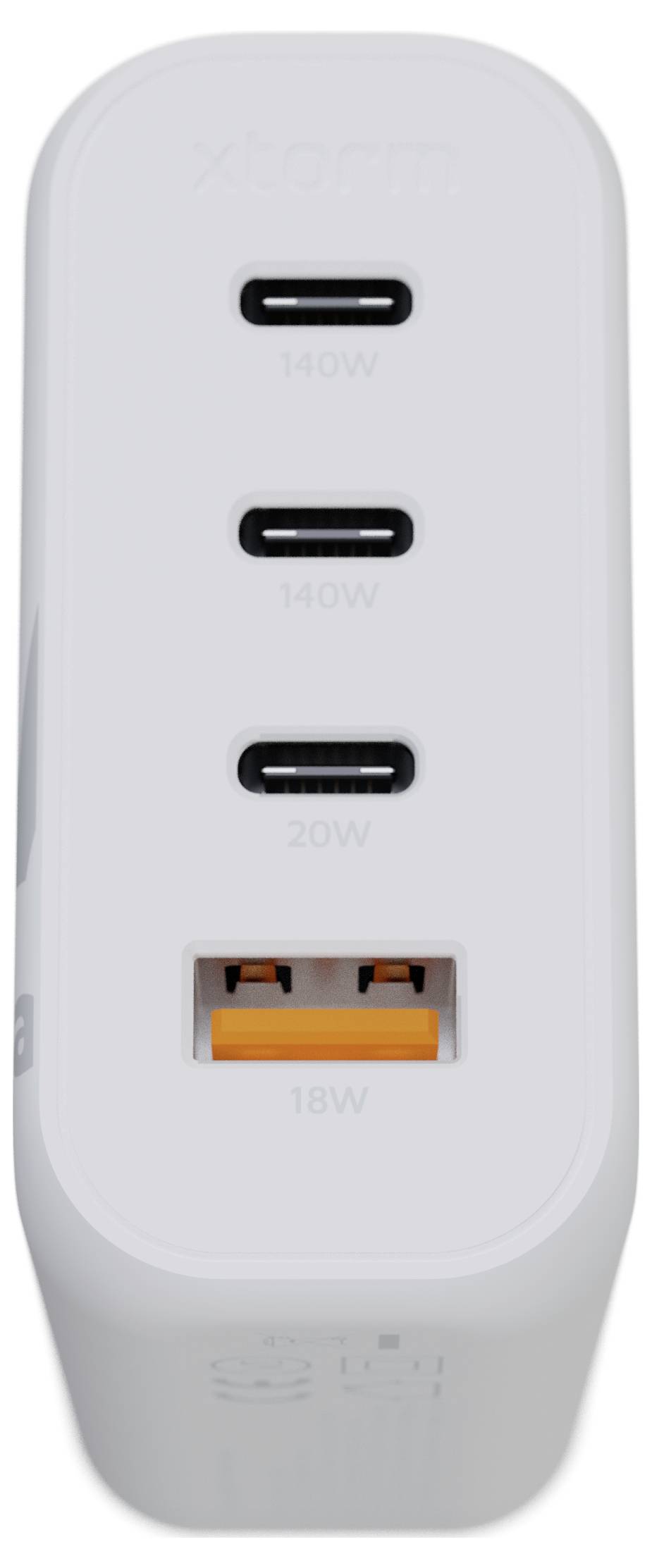 Egy fehér többportos USB töltő, amely két USB-C porttal rendelkezik, amelyeken a "140W" felirat szerepel, egy "20W" feliratú USB-C porttal és egy "18W" feliratú USB-A porttal.
