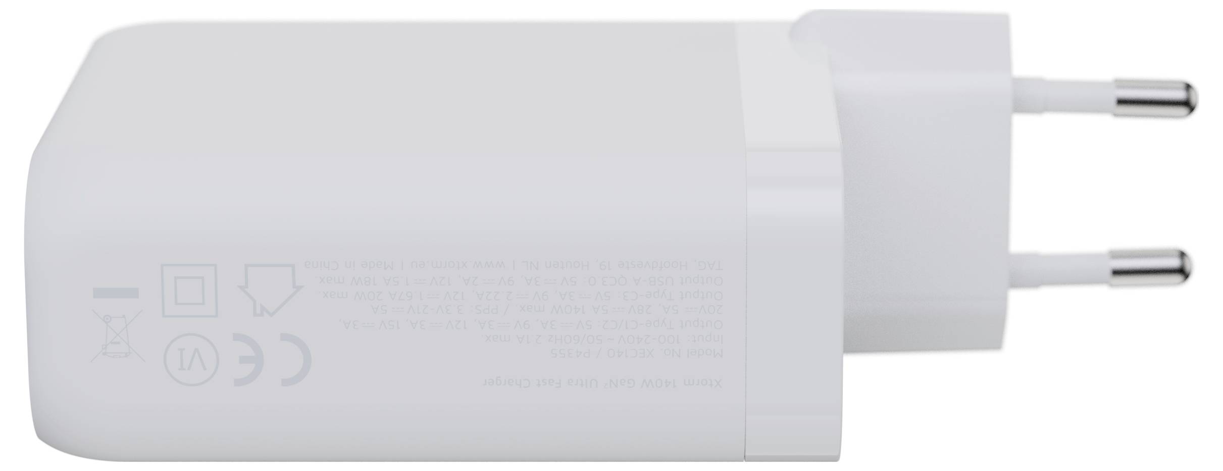 Egy fehér USB tápegység két fém pöppel vízszintesen látható.