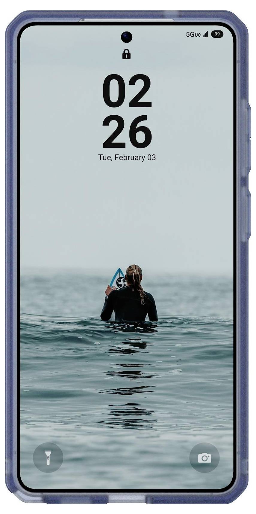 A telefon kijelzője egy szörföst mutat az óceánban, egy óra a "02:26" időt mutatja, és a dátum "Kedd, február 03".