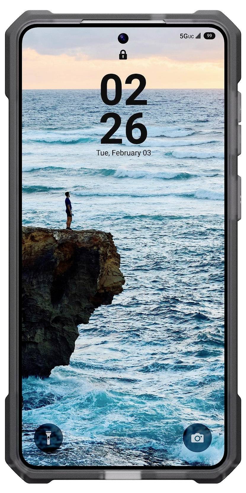 Egy kecses okostelefon a képernyőn egy tengerparti sziklaverem jelenetét mutatja. Egy személy áll a szél szélén, a felhős ég alatt a hullámokra sandít.