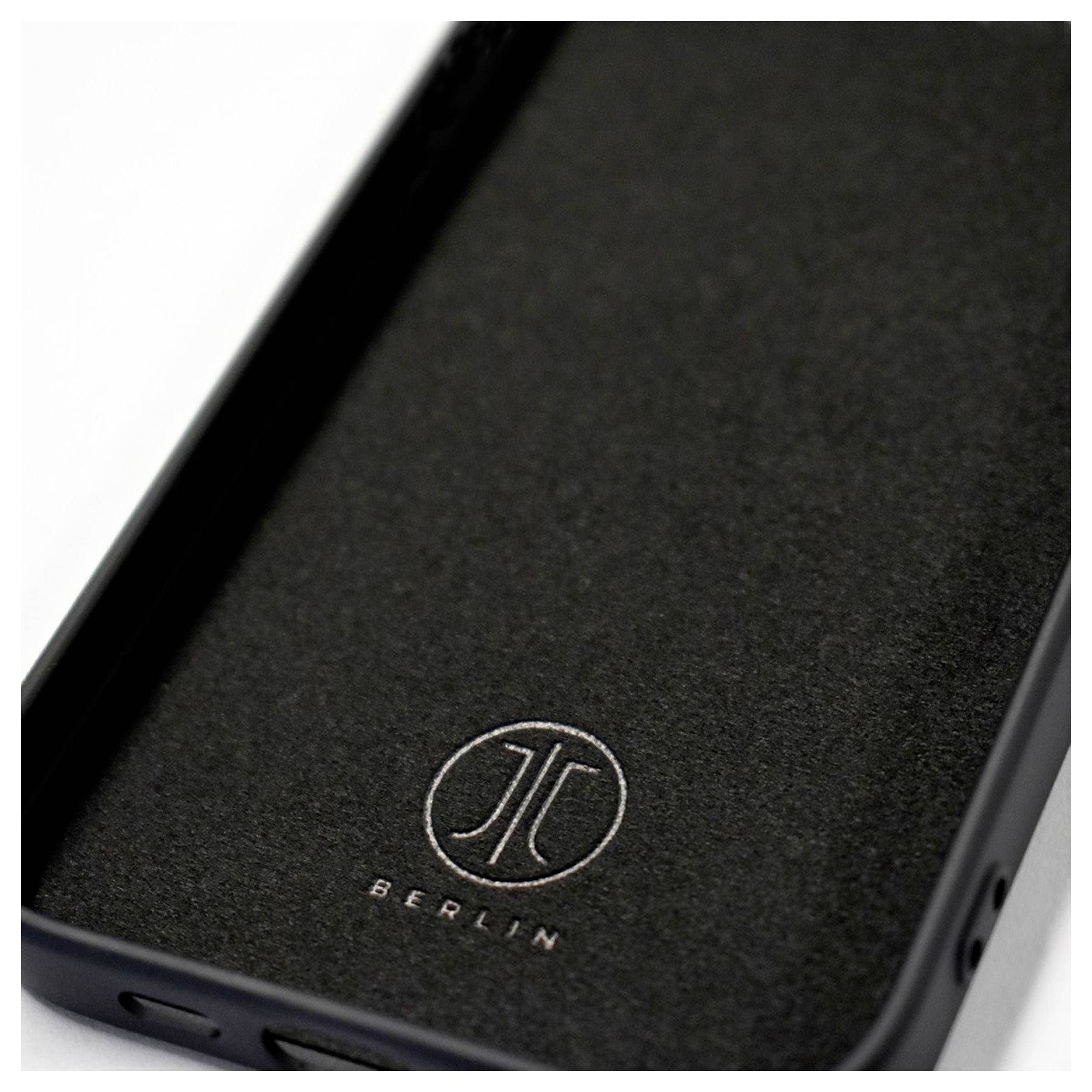 Fekete telefontok „J/C Berlin" logóval az belsejében nyomtatva.