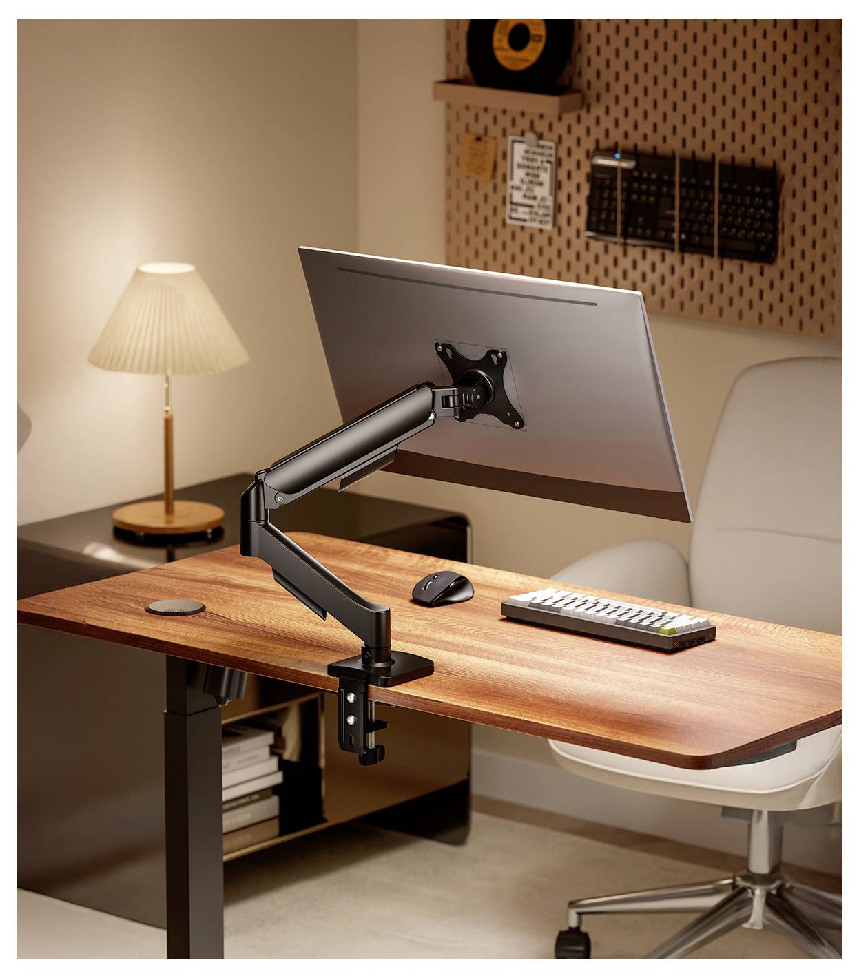 Egy modern irodai berendezés faburkolatú asztalkanapé egy állítható karos monitorral, vezeték nélküli billentyűzettel és egérrel, valamint egy kényelmes székel.