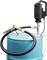 Egy kék hordó, amelynek tetejére ipari szivattyú van felszerelve, valamint egy cső és egy fúvóka. A felépítés folyadék átvitelét vagy folyadékkezelést sugall.