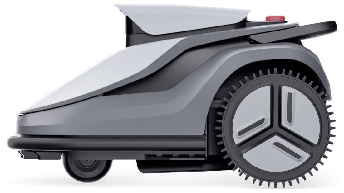 Egy modern, elegáns kialakítású robotikus fűnyíró, nagy textúrált kerekekkel és kompakt teste, oldalnézetből.