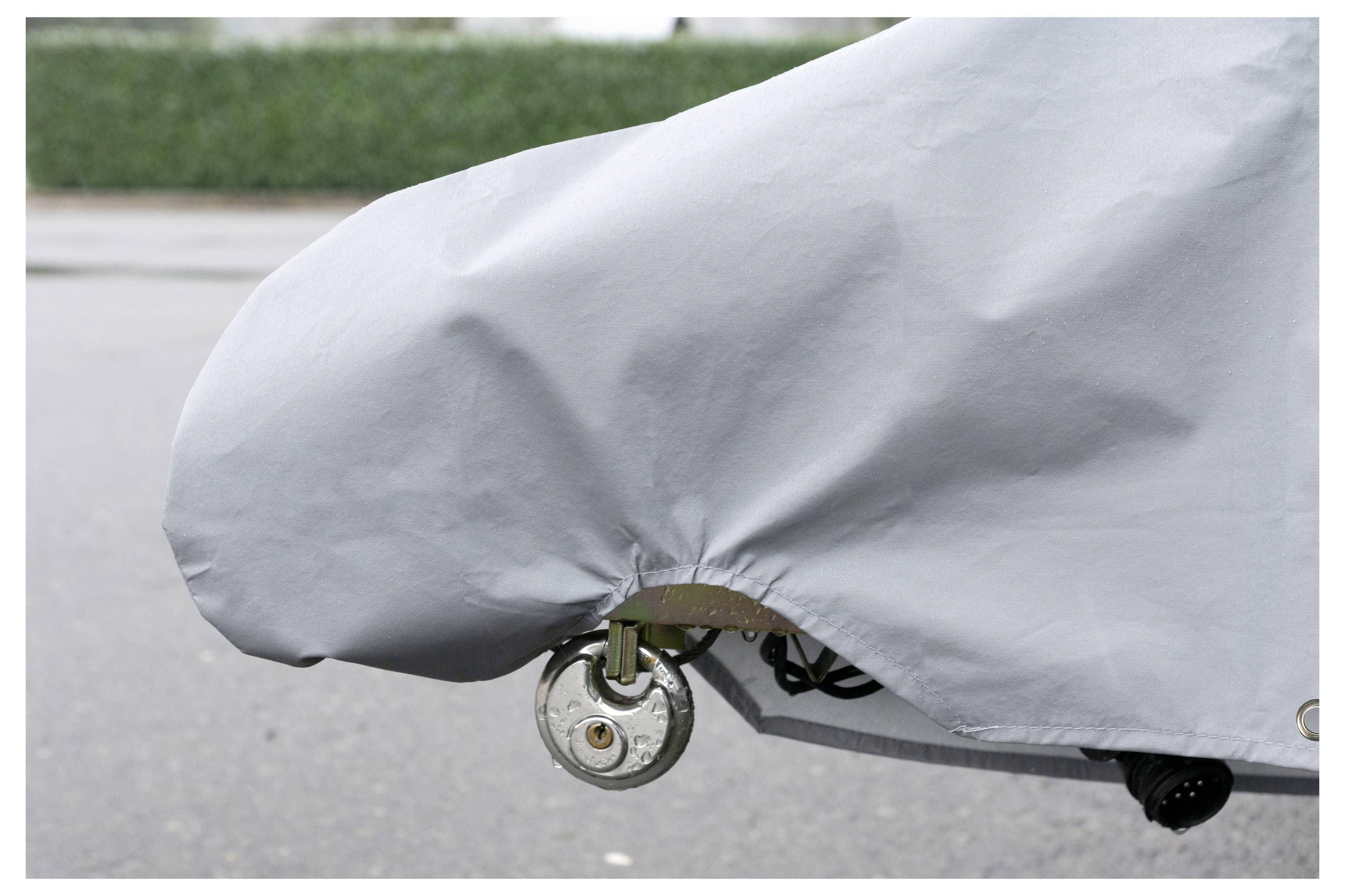 Egy hordozható ASUS ZenScreen kijelző, amely egy repülőgép ablakán keresztül látható város látképét mutatja naplementekor, élénk színekkel a képernyőn.