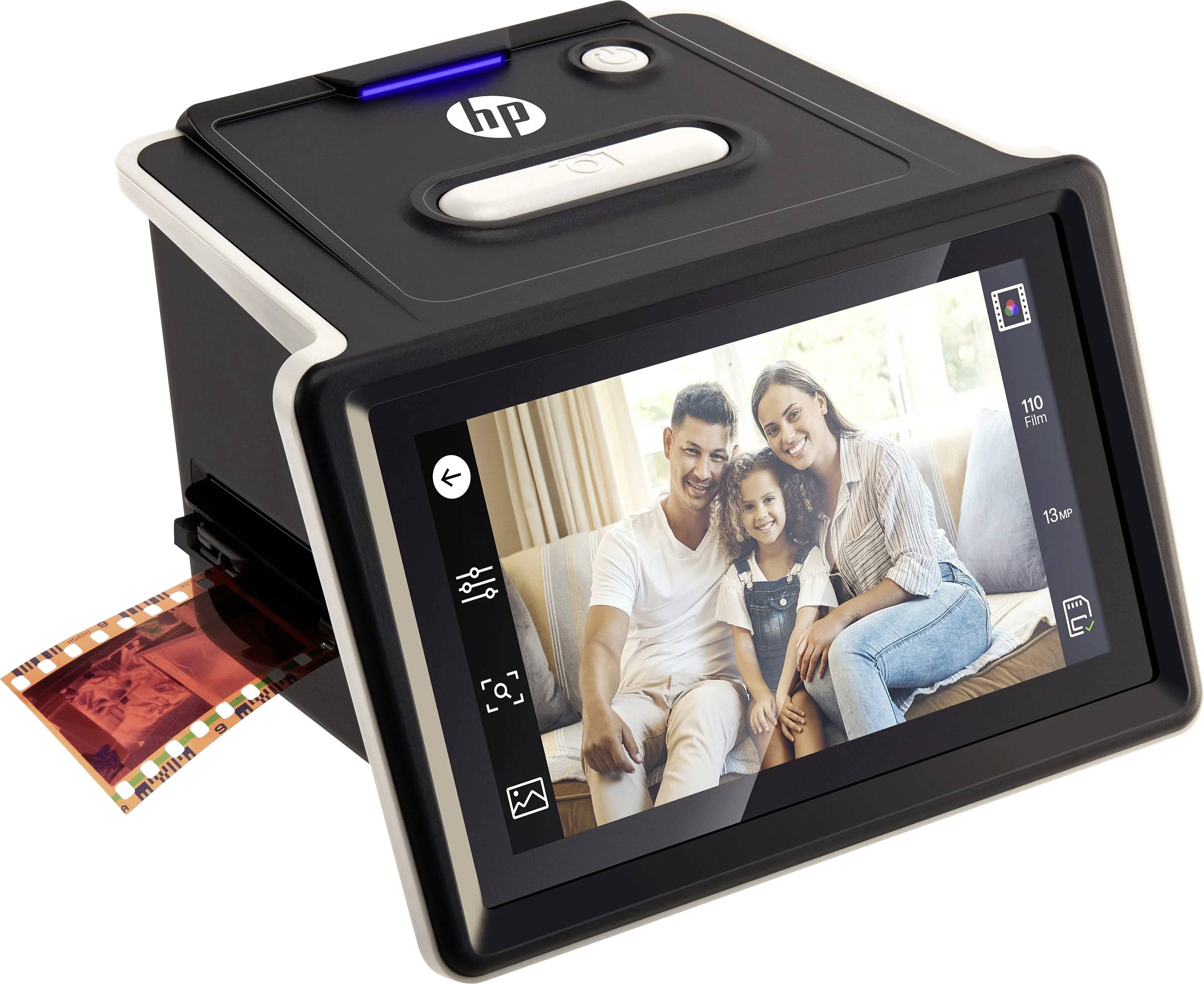 Egy digitális szkenner, melynek képernyőjén egy családi fotó látható, és az oldala mellett egy filmszalag részlegesen behelyezve.